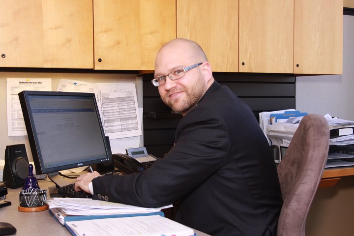 An attorney at Acclaim Legal Services working on his laptop.
